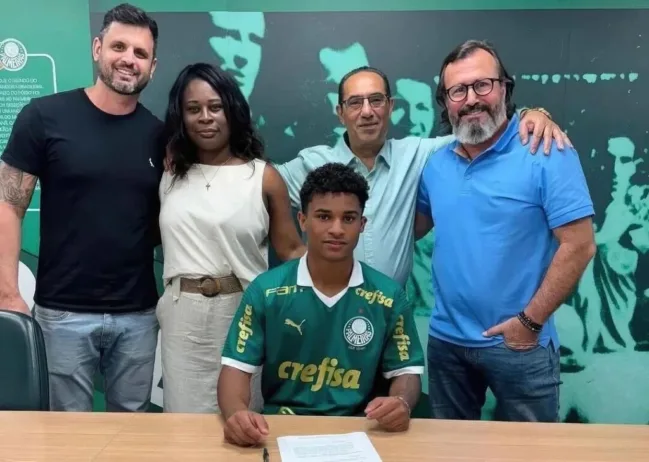 Jovem vindo do Barcelona rescinde contrato com Palmeiras