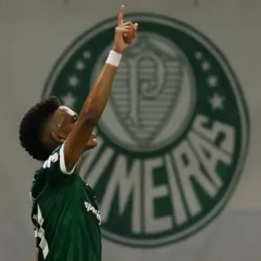 O jogador Estêvão, da SE Palmeiras, comemora seu gol contra a equipe do C Sporting Cristal, durante partida válida pela fase de grupos, da Copa Libertadores, na arena Allianz Parque. (Foto: Cesar Greco/Palmeiras/by Canon)