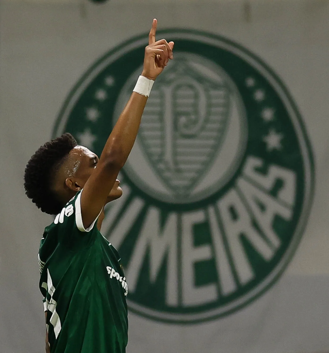 O jogador Estêvão, da SE Palmeiras, comemora seu gol contra a equipe do C Sporting Cristal, durante partida válida pela fase de grupos, da Copa Libertadores, na arena Allianz Parque. (Foto: Cesar Greco/Palmeiras/by Canon)
