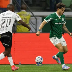 O jogador Mauricio, da SE Palmeiras, disputa bola com o jogador do Ceará SC, durante partida válida terceira fase, da Copa do Brasil, na arena Allianz Parque. (Foto: Cesar Greco/Palmeiras/by Canon)