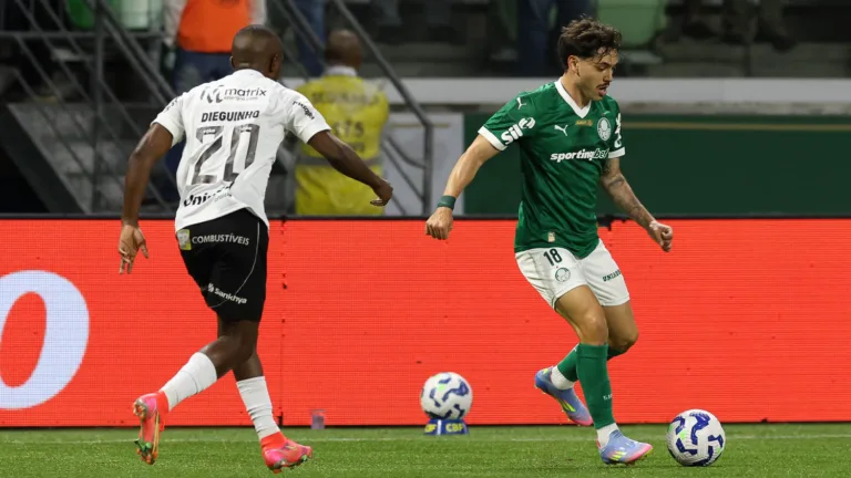 O jogador Mauricio, da SE Palmeiras, disputa bola com o jogador do Ceará SC, durante partida válida terceira fase, da Copa do Brasil, na arena Allianz Parque. (Foto: Cesar Greco/Palmeiras/by Canon)