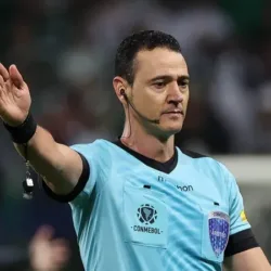 O árbitro Wilmar Roldán, da Colômbia