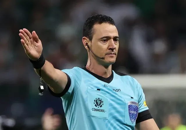 O árbitro Wilmar Roldán, da Colômbia