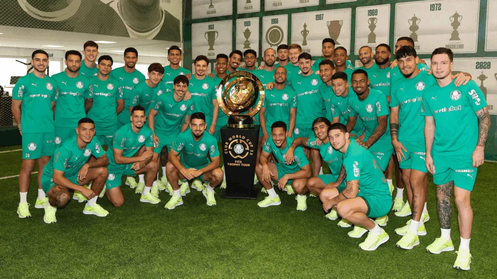 Troféu do Mundial de Clubes da FIFA, na Academia de Futebol. (Foto: Cesar Greco/Palmeiras/by Canon)