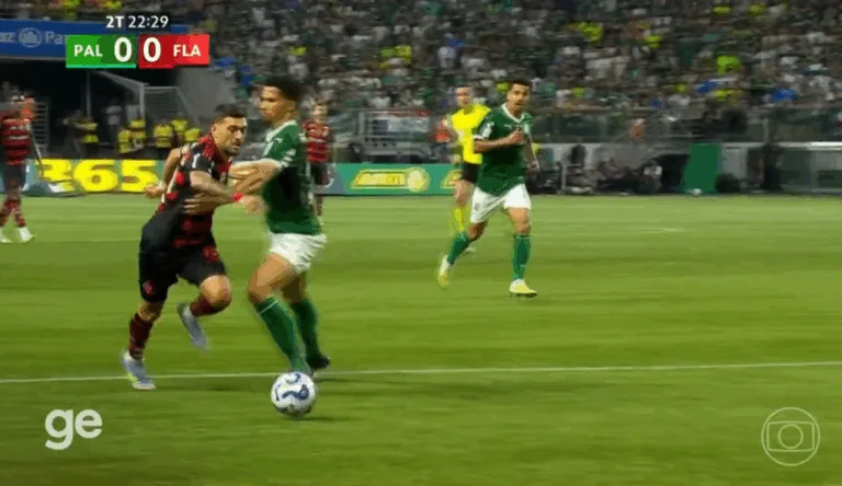 VÍDEO | CBF divulga áudio do VAR de pênalti marcado em Arrascaeta em Palmeiras e Flamengo: 'Impede jogador de progredir de forma imprudente'