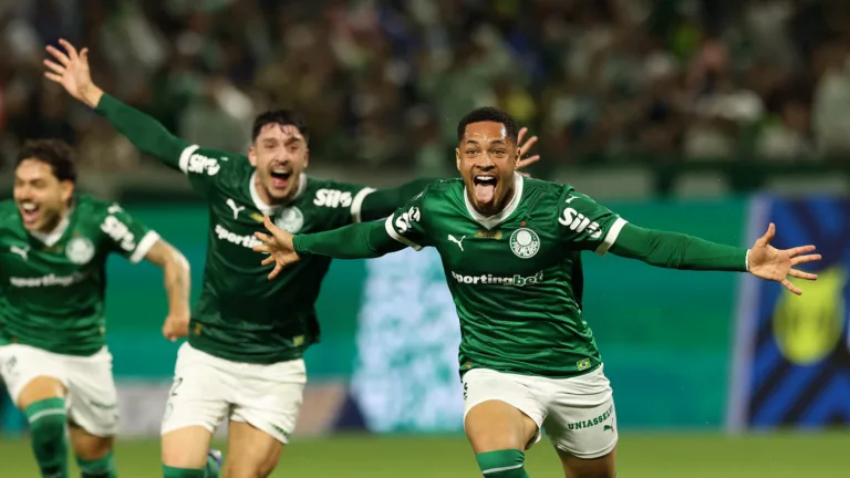 Vitor Roque comemora seu gol contra o São Paulo na Arena Barueri. (Foto: Cesar Greco/Palmeiras)