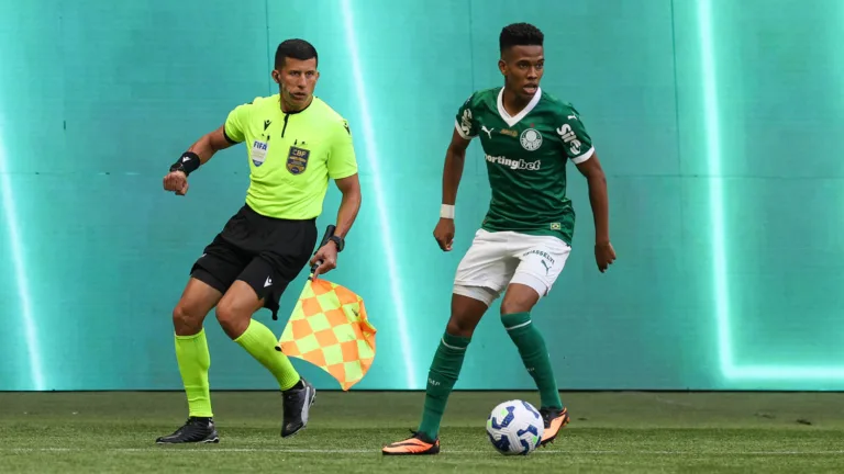 O jogador Estêvão, da SE Palmeiras, em jogo contra a equipe do CR Flamengo, durante partida válida pela décima rodada, do Campeonato Brasileiro, Série A, na arena Allianz Parque. (Foto: Cesar Greco/Palmeiras/by Canon)