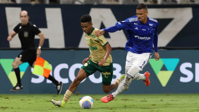 O jogador Estêvão, da SE Palmeiras, disputa bola com o jogador do Cruzeiro EC, durante partida válida pela trigésima sétima rodada, do Campeonato Brasileiro, Série A, no Estádio Mineirão. (Foto: Cesar Greco/Palmeiras/by Canon)