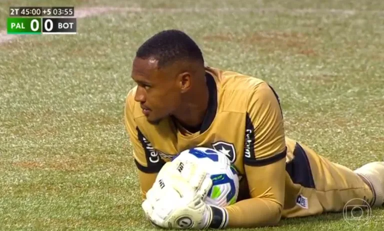 Árbitro de Palmeiras e Botafogo é denunciado pelo STJD por não cumprir nova regra dos oito segundos na reposição do goleiro