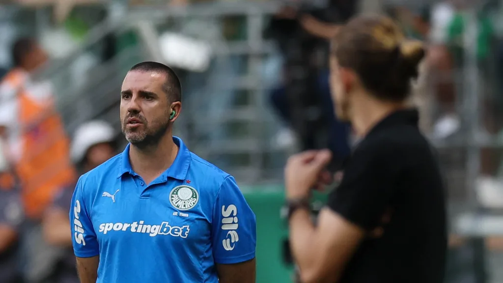 O preparador físico João Martins, da SE Palmeiras, em jogo contra a equipe do CR Flamengo, durante partida válida pela décima rodada, do Campeonato Brasileiro, Série A, na arena Allianz Parque. (Foto: Cesar Greco/Palmeiras/by Canon) O preparador físico João Martins, da SE Palmeiras, em jogo contra a equipe do CR Flamengo, durante partida válida pela décima rodada, do Campeonato Brasileiro, Série A, na arena Allianz Parque. (Foto: Cesar Greco/Palmeiras/by Canon)