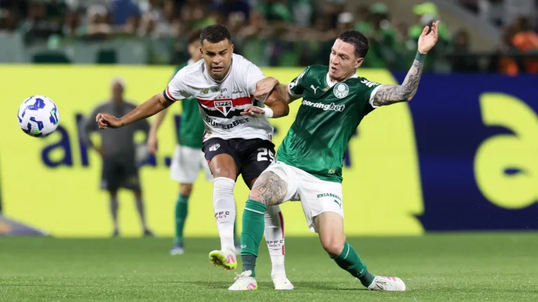 O jogador Anibal Moreno, da SE Palmeiras, disputa bola com o jogador do São Paulo FC, durante partida válida pela oitava rodada, do Campeonato Brasileiro, Série A, na Arena Barueri. (Foto: Cesar Greco/Palmeiras/by Canon)
