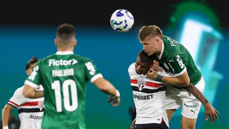 O jogador Bruno Fuchs, da SE Palmeiras, disputa bola com o jogador do São Paulo FC, durante partida válida pela oitava rodada, do Campeonato Brasileiro, Série A, na Arena Barueri. (Foto: Cesar Greco/Palmeiras/by Canon)