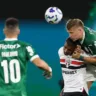 O jogador Bruno Fuchs, da SE Palmeiras, disputa bola com o jogador do São Paulo FC, durante partida válida pela oitava rodada, do Campeonato Brasileiro, Série A, na Arena Barueri. (Foto: Cesar Greco/Palmeiras/by Canon)