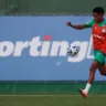 Estêvão durante treinamento na Academia de Futebol (Foto: Cesar Greco/Palmeiras)