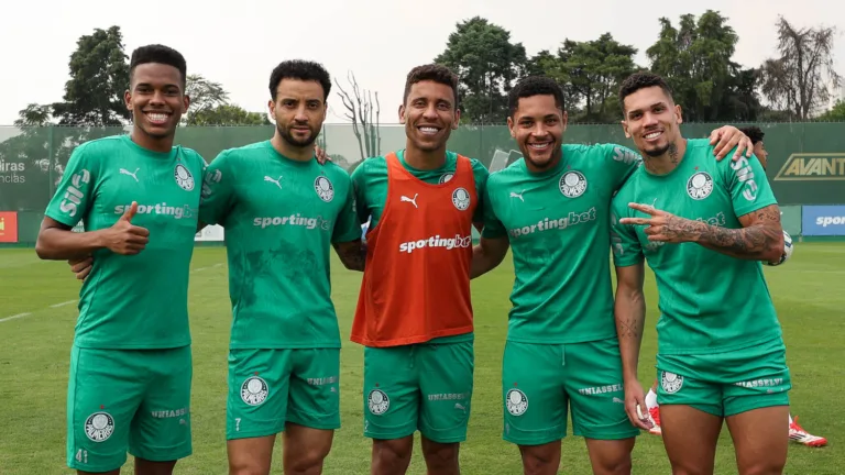 Os jogadores Estêvão, Felipe Anderson, Marcos Rocha, Vitor Roque e Paulinho (E/D), da SE Palmeiras, durante treinamento, na Academia de Futebol. (Foto: Cesar Greco/Palmeiras/by Canon)