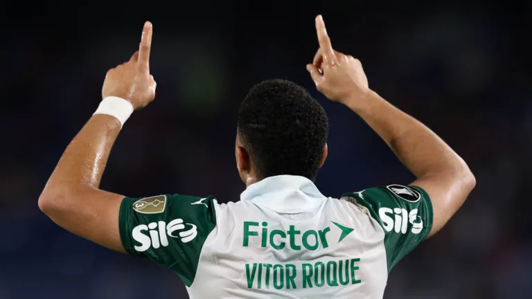 O jogador Vitor Roque, da SE Palmeiras, comemora seu gol contra a equipe do C Cerro Porteño, durante partida válida pela fase de grupos, da Copa Libertadores, no Estádio General Pablo Rojas. (Foto: Cesar Greco/Palmeiras/by Canon)