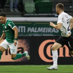 O jogador Vitor Roque, da SE Palmeiras, disputa bola com o jogador do Ceará SC, durante partida válida terceira fase, da Copa do Brasil, na arena Allianz Parque. (Foto: Cesar Greco/Palmeiras/by Canon)