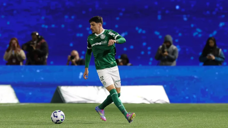 O jogador Joaquín Piquerez, da SE Palmeiras, em jogo contra a equipe do São Paulo FC, durante partida válida pela oitava rodada, do Campeonato Brasileiro, Série A, na Arena Barueri. (Foto: Cesar Greco/Palmeiras/by Canon)