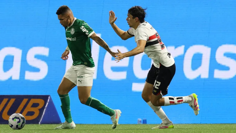 O jogador Paulinho, da SE Palmeiras, disputa bola com o jogador do São Paulo FC, durante partida válida pela oitava rodada, do Campeonato Brasileiro, Série A, na Arena Barueri. (Foto: Cesar Greco/Palmeiras/by Canon)