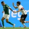 O jogador Paulinho, da SE Palmeiras, disputa bola com o jogador do São Paulo FC, durante partida válida pela oitava rodada, do Campeonato Brasileiro, Série A, na Arena Barueri. (Foto: Cesar Greco/Palmeiras/by Canon)