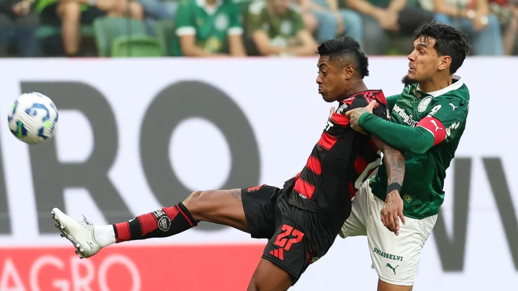 O jogador Gustavo Gómez, da SE Palmeiras, disputa bola com o jogador do CR Flamengo, durante partida válida pela décima rodada, do Campeonato Brasileiro, Série A, na arena Allianz Parque. (Foto: Cesar Greco/Palmeiras/by Canon) O jogador Gustavo Gómez, da SE Palmeiras, disputa bola com o jogador do CR Flamengo, durante partida válida pela décima rodada, do Campeonato Brasileiro, Série A, na arena Allianz Parque. (Foto: Cesar Greco/Palmeiras/by Canon)