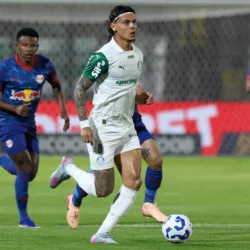 O jogador Richard Ríos, da SE Palmeiras, disputa bola com o jogador do Red Bull Bragantino, durante partida válida pela nona rodada, do Campeonato Brasileiro, Série A, no Estádio Cicero de Souza Marques. (Foto: Cesar Greco/Palmeiras/by Canon)