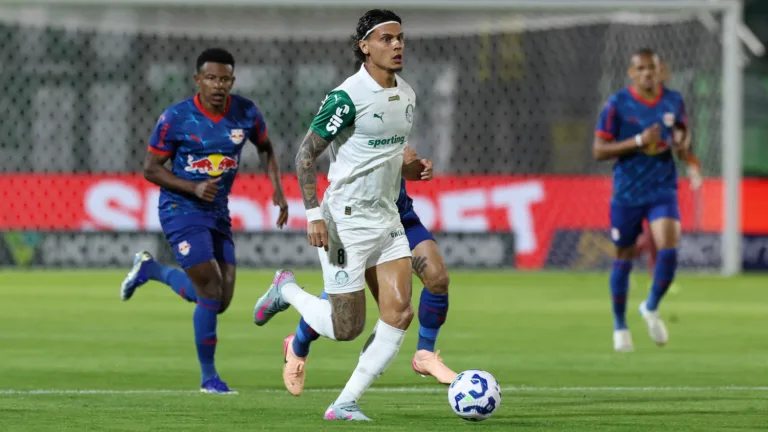 O jogador Richard Ríos, da SE Palmeiras, disputa bola com o jogador do Red Bull Bragantino, durante partida válida pela nona rodada, do Campeonato Brasileiro, Série A, no Estádio Cicero de Souza Marques. (Foto: Cesar Greco/Palmeiras/by Canon)