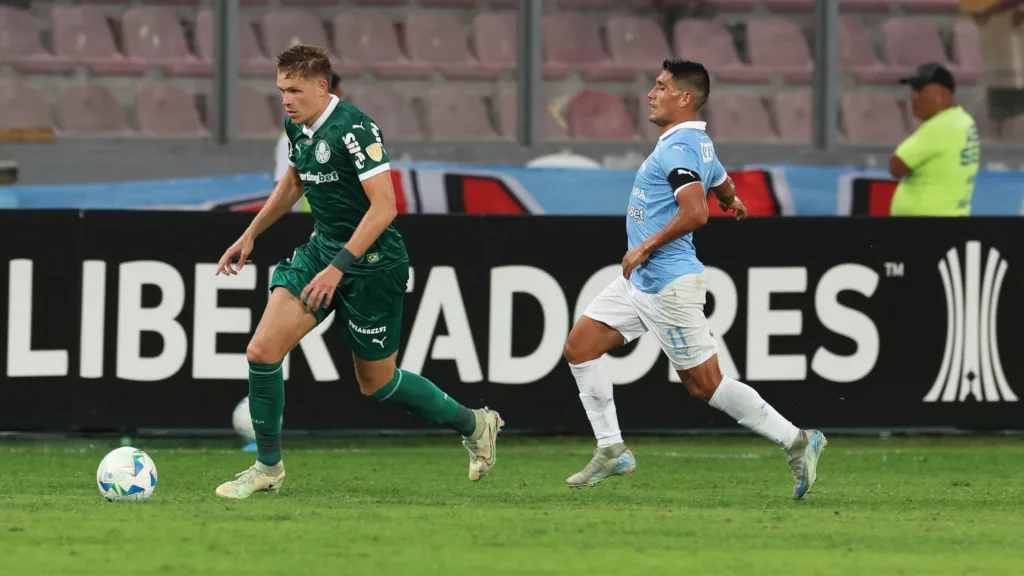O jogador Bruno Fuchs, da SE Palmeiras, disputa bola com o jogador do C Sporting Cristal, durante partida válida pela fase de grupos, da Copa Libertadores, no Estádio Nacional de Lima. (Foto: Cesar Greco/Palmeiras/by Canon)