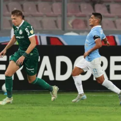 O jogador Bruno Fuchs, da SE Palmeiras, disputa bola com o jogador do C Sporting Cristal, durante partida válida pela fase de grupos, da Copa Libertadores, no Estádio Nacional de Lima. (Foto: Cesar Greco/Palmeiras/by Canon)