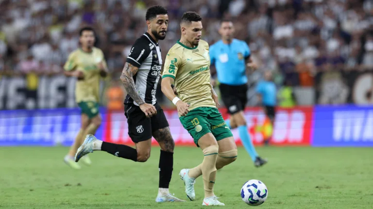 O jogador Paulinho, da SE Palmeiras, disputa bola com o jogador do Ceará SC, durante partida válida terceira fase, da Copa do Brasil, na Arena Castelão. (Foto: Cesar Greco/Palmeiras/by Canon)