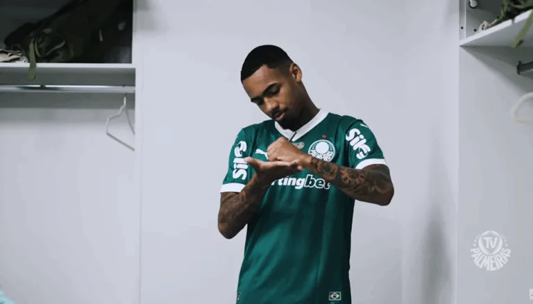 VÍDEO | Em preleção antes de Palmeiras e São Paulo, Abel Ferreira pede para que jogadores escrevam nome da mãe nas mãos