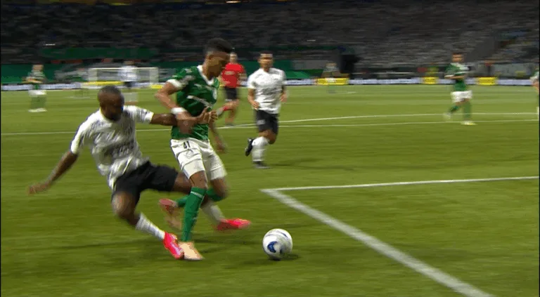 VÍDEO | CBF divulga áudio do VAR de pênalti marcado em Estêvão na partida entre Palmeiras e Ceará