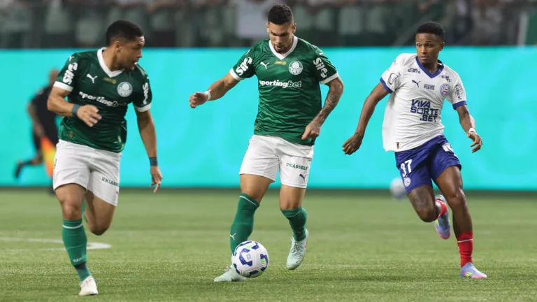 O jogador Paulinho, da SE Palmeiras, disputa bola com o jogador do EC Bahia, durante partida válida pela sexta rodada, do Campeonato Brasileiro, Série A, na arena Allianz Parque. (Foto: Cesar Greco/Palmeiras/by Canon)