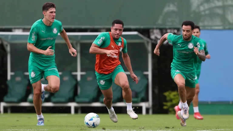 Os jogadores Benedetti, Vitor Roque e Felipe Anderson (E/D), da SE Palmeiras, durante treinamento, na Academia de Futebol. (Foto: Cesar Greco/Palmeiras/by Canon)
