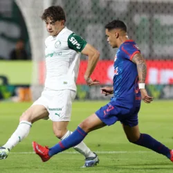 O jogador Agustín Giay, da SE Palmeiras, disputa bola com o jogador do Red Bull Bragantino, durante partida válida pela nona rodada, do Campeonato Brasileiro, Série A, no Estádio Cicero de Souza Marques. (Foto: Cesar Greco/Palmeiras/by Canon)