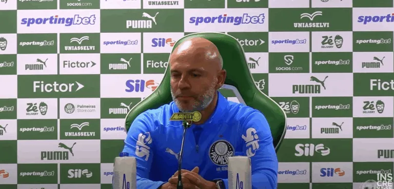 Vitor Castanheira em coletiva de imprensa (Foto: Reprodução / TV Palmeiras) 