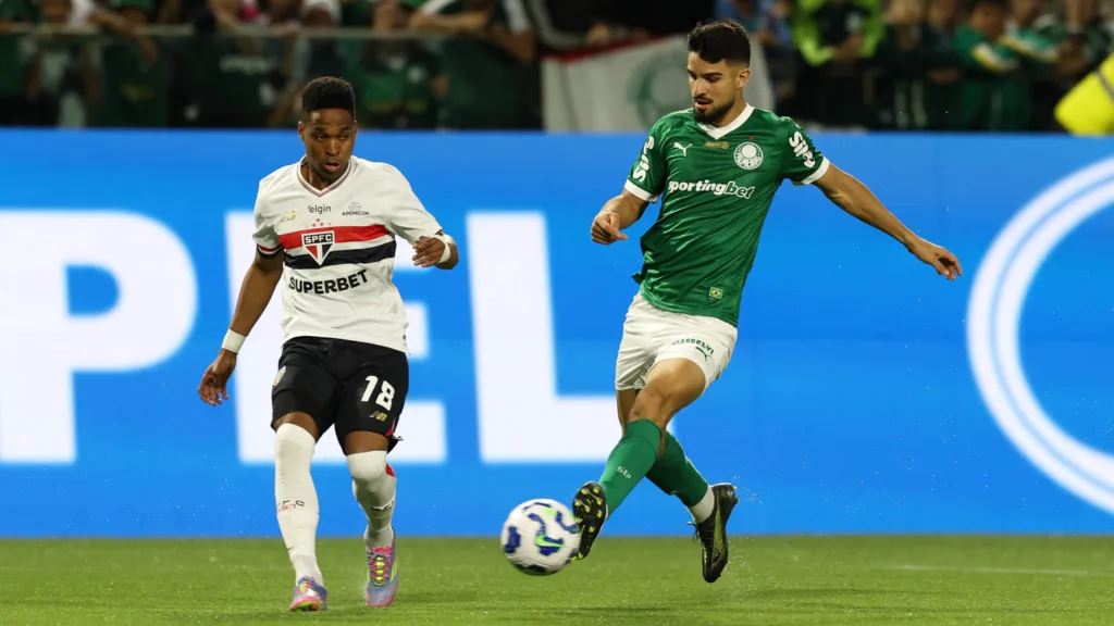 O jogador Flaco López, da SE Palmeiras, disputa bola com o jogador do São Paulo FC, durante partida válida pela oitava rodada, do Campeonato Brasileiro, Série A, na Arena Barueri. (Foto: Cesar Greco/Palmeiras/by Canon)