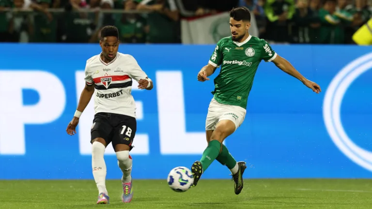 O jogador Flaco López, da SE Palmeiras, disputa bola com o jogador do São Paulo FC, durante partida válida pela oitava rodada, do Campeonato Brasileiro, Série A, na Arena Barueri. (Foto: Cesar Greco/Palmeiras/by Canon)