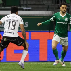 O jogador Felipe Anderson, da SE Palmeiras, disputa bola com o jogador do Ceará SC, durante partida válida terceira fase, da Copa do Brasil, na arena Allianz Parque. (Foto: Cesar Greco/Palmeiras/by Canon)