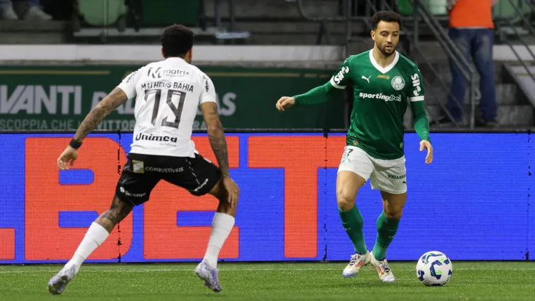 O jogador Felipe Anderson, da SE Palmeiras, disputa bola com o jogador do Ceará SC, durante partida válida terceira fase, da Copa do Brasil, na arena Allianz Parque. (Foto: Cesar Greco/Palmeiras/by Canon)