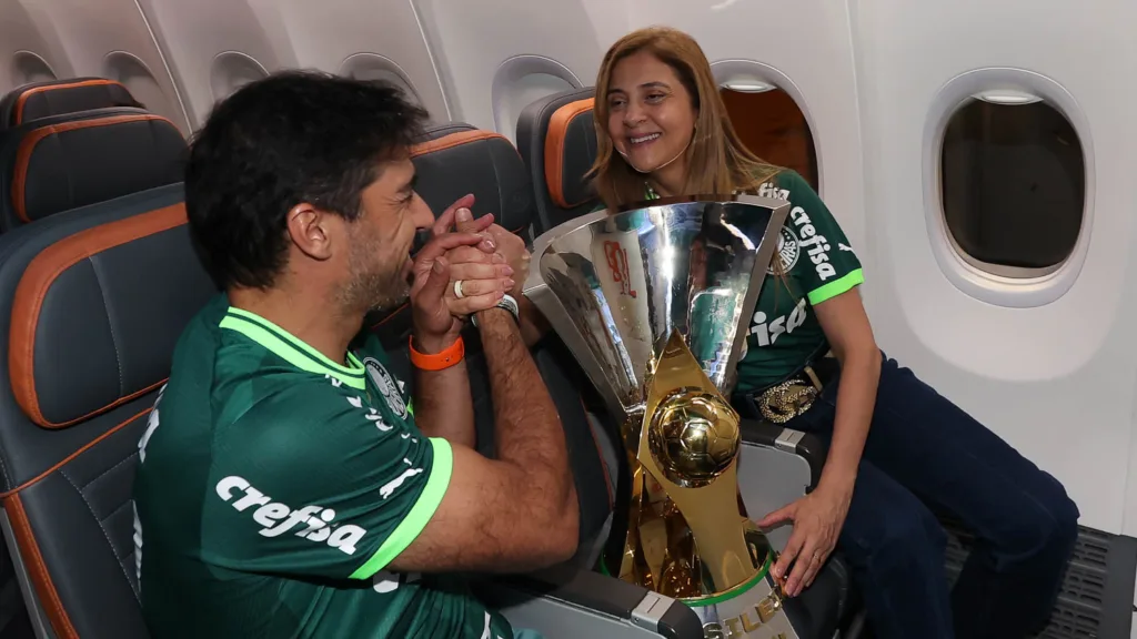 A presidente Leila Pereira e o técnico Abel Ferreira (E), da SE Palmeiras, comemoram a conquista do Campeonato Brasileiro, Série A, após jogo contra a equipe do Cruzeiro EC, em partida válida pela trigésima oitava rodada. (Foto: Cesar Greco/Palmeiras/by Canon) A presidente Leila Pereira e o técnico Abel Ferreira (E), da SE Palmeiras, comemoram a conquista do Campeonato Brasileiro, Série A, após jogo contra a equipe do Cruzeiro EC, em partida válida pela trigésima oitava rodada. (Foto: Cesar Greco/Palmeiras/by Canon)