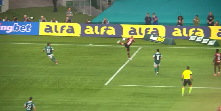 VÍDEO | CBF divulga áudio do VAR de pênalti marcado após toque no braço em Palmeiras e Flamengo