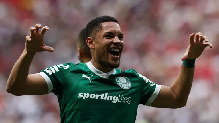VÍDEO | Vitor Roque, sobre primeiro gol pelo Palmeiras: 'Agradeço pela oportunidade de vestir essa camisa maravilhosa'