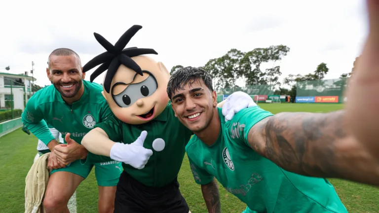 Cebolinha, personagem da Turma da Mônica, visita a Academia de Futebol do Palmeiras, em São Paulo-SP. (Foto: Fabio Menotti/Palmeiras)