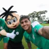 Cebolinha, personagem da Turma da Mônica, visita a Academia de Futebol do Palmeiras, em São Paulo-SP. (Foto: Fabio Menotti/Palmeiras)