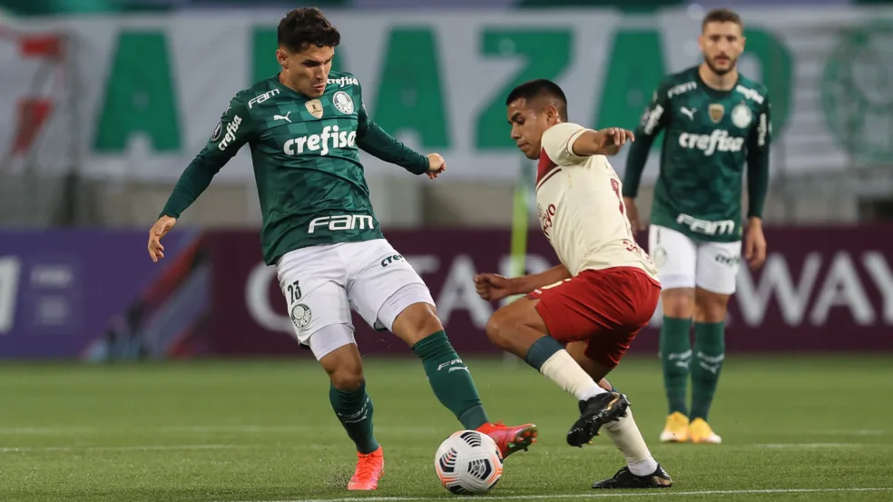 O jogador Raphael Veiga, da SE Palmeiras, disputa bola com o jogador, do C Universitario D, durante partida válida pela fase de grupo, da Copa Libertadores, na arena Allianz Parque. (Foto: Cesar Greco)
