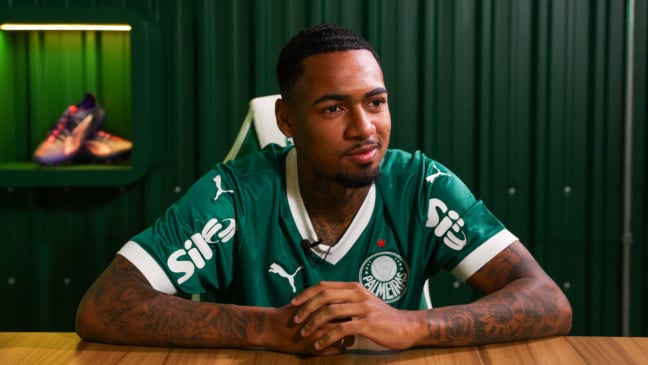 Renovação de contrato de Allan, meio-campista da SE Palmeiras, na Academia de Futebol, em São Paulo-SP. (Foto: Fabio Menotti/Palmeiras/by Canon)