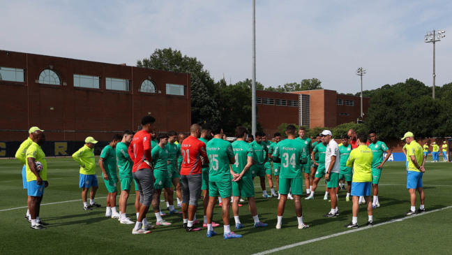O técnico Abel Ferreira, da SE Palmeiras, conmversa com o elenco durante treinamento, na Universidade da Carolina do Norte. (Foto: Cesar Greco/Palmeiras/by Canon)