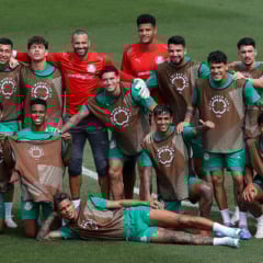 Os jogadores Anibal Moreno, Thalys, Agustín Giay, Weverton, Emiliano Martínez, MateusFlaco López, Gustavo Gómez, Joaquín Piquerez e Benedetti (E/D em pé) e Vitor Roque, Estêvão, Richard Ríos, Facundo Torres e Luighi (E/D agachados), da SE Palmeiras, durante treinamento, na Universidade da Carolina do Norte. (Foto: Cesar Greco/Palmeiras/by Canon)
