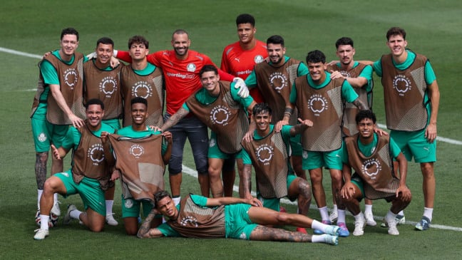 Os jogadores Anibal Moreno, Thalys, Agustín Giay, Weverton, Emiliano Martínez, Mateus, Flaco López, Gustavo Gómez, Joaquín Piquerez e Benedetti (E/D em pé) e Vitor Roque, Estêvão, Richard Ríos, Facundo Torres e Luighi (E/D agachados), da SE Palmeiras, durante treinamento, na Universidade da Carolina do Norte. (Foto: Cesar Greco/Palmeiras/by Canon)
